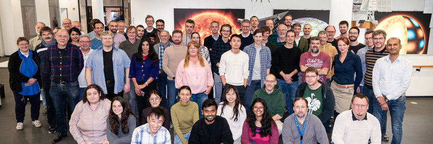Gruppenfoto der Abteilung für Planetenwissenschaften im Jahr 2024. Ein Gruppe von ca sechzig Menschen unterschiedlichen Alters und Geschlechts überwiegend europäischen Erscheinungsbilds in Alltagskleidung.